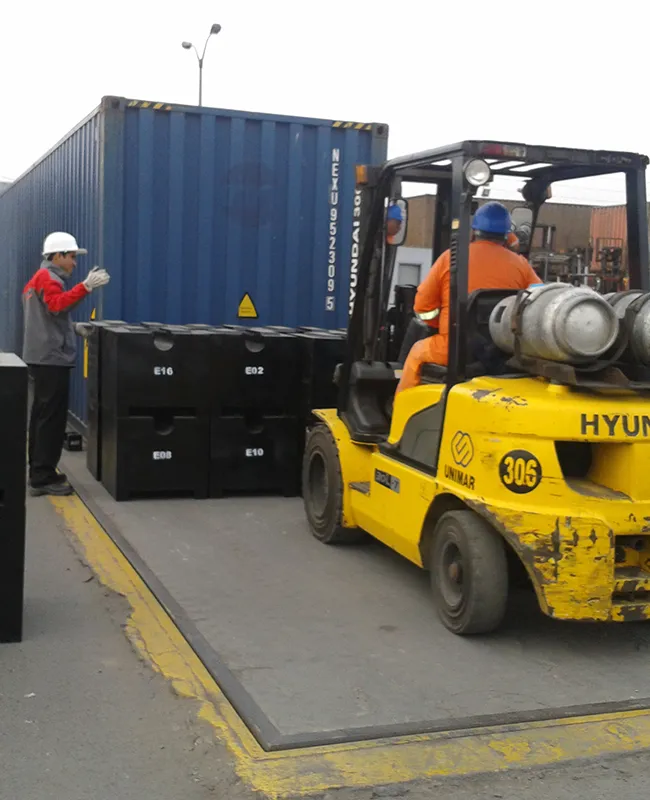 A very tall building with a lot of windows